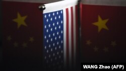 Флаги США и Китая. Иллюстративное фото.
