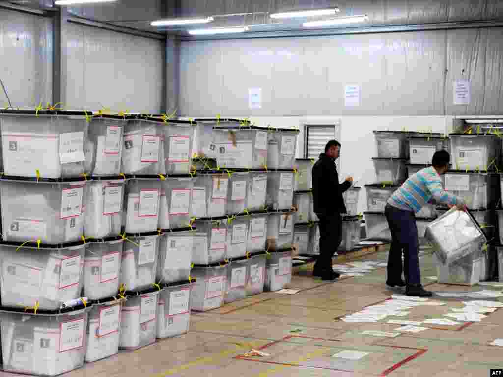 Ankesat e partive dhe subjekteve politike në Kosovë, bënë që zgjedhjet të përsëriten në disa qendra votimi...