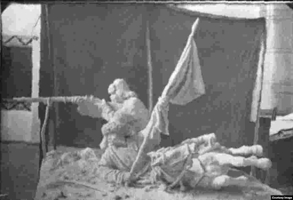 Репродукция со скульптуры А.&nbsp;А. Лебедева &laquo;Повстанцы. 1916 год&raquo;.