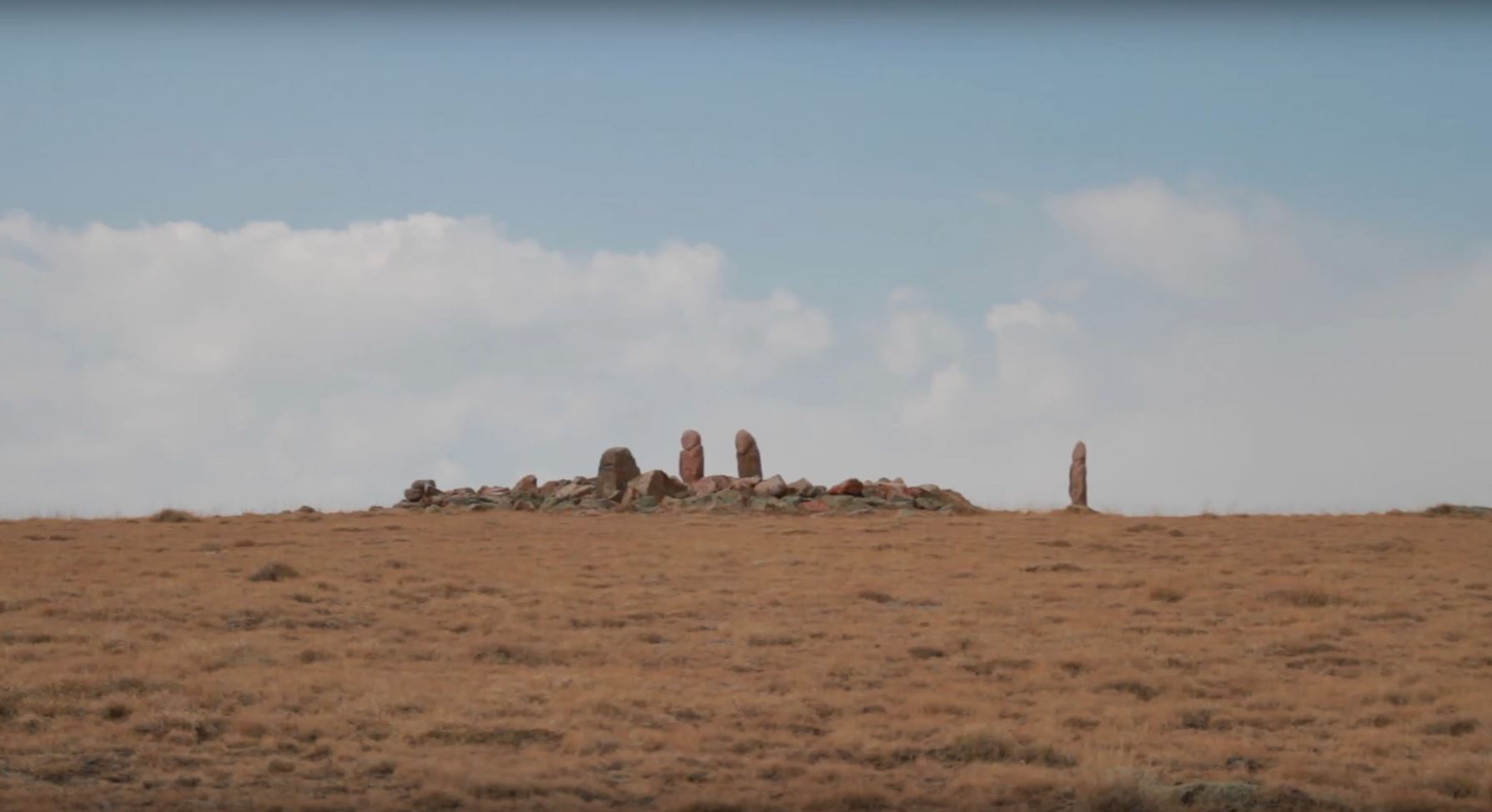 Каменные изваяния, сохранившиеся в степи с древних времен. Они в Казахстане?