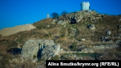 Вид на бывший акрополь Пантикапея (на самой вершине - современная башня)