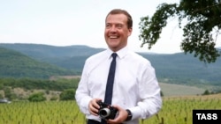 Премьер-министр России Дмитрий Медведев во время посещения сельскохозяйственного производственного кооператива «Терруар» в селе Родное в окрестностях Ялты, 15 июня 2015 года