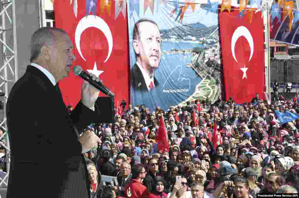 ТУРЦИЈА - Турскиот претседател Реџеп Таип Ердоган изјави дека постои можност поранешната црква Света Софија (Аја Софија) во Истанбул, која моментално е музеј под заштита на УНЕСКО, да ја преименува во џамија по локалните избори закажани за 31 март.