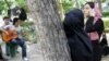 دختر و پسرهای ایرانی در پارکی در تهران