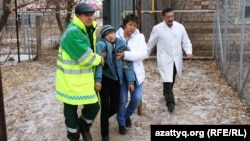 Батыш Казакстан облусу, ууланган баланы ооруканага алып бара жаткан медицина кызматкерлери. 