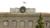 Լեռնային Ղարաբաղի դրոշը կառավարական գլխավոր շենքի վրա Ստեփանակերտում 