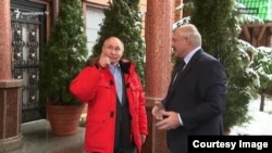 Vladimir Putin (solda) və Aleksandr Lukashenko fevralın 7-də Soçidə görüşüblər