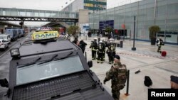 Сотрудники безопасности у здания аэропорта в Париже. 18 маррта 2017 года.