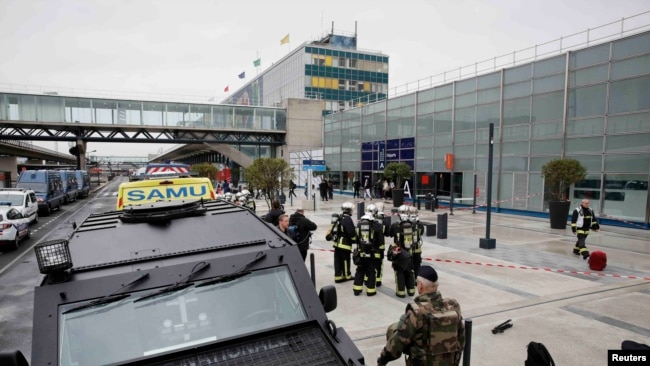 Ekipet e emergjencës dhe forcat e rendit jashtë aeroportit "Orly" në Paris