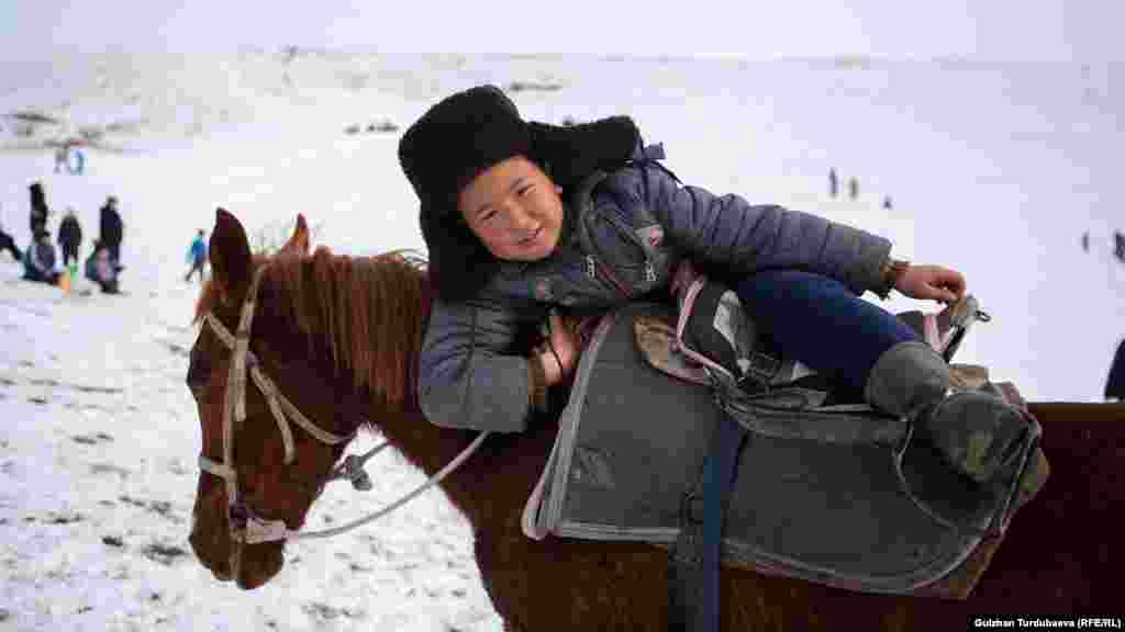 Мальчик седлает коня в Чуйской области Кыргызстана. 23 февраля. (Gulzhan Turdubaeva, RFE/RL)