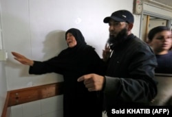 مادر نورالدین برکه در تصویری که خبرگزاری فرانسه پس از درگیری‌ها منتشر کرده‌است