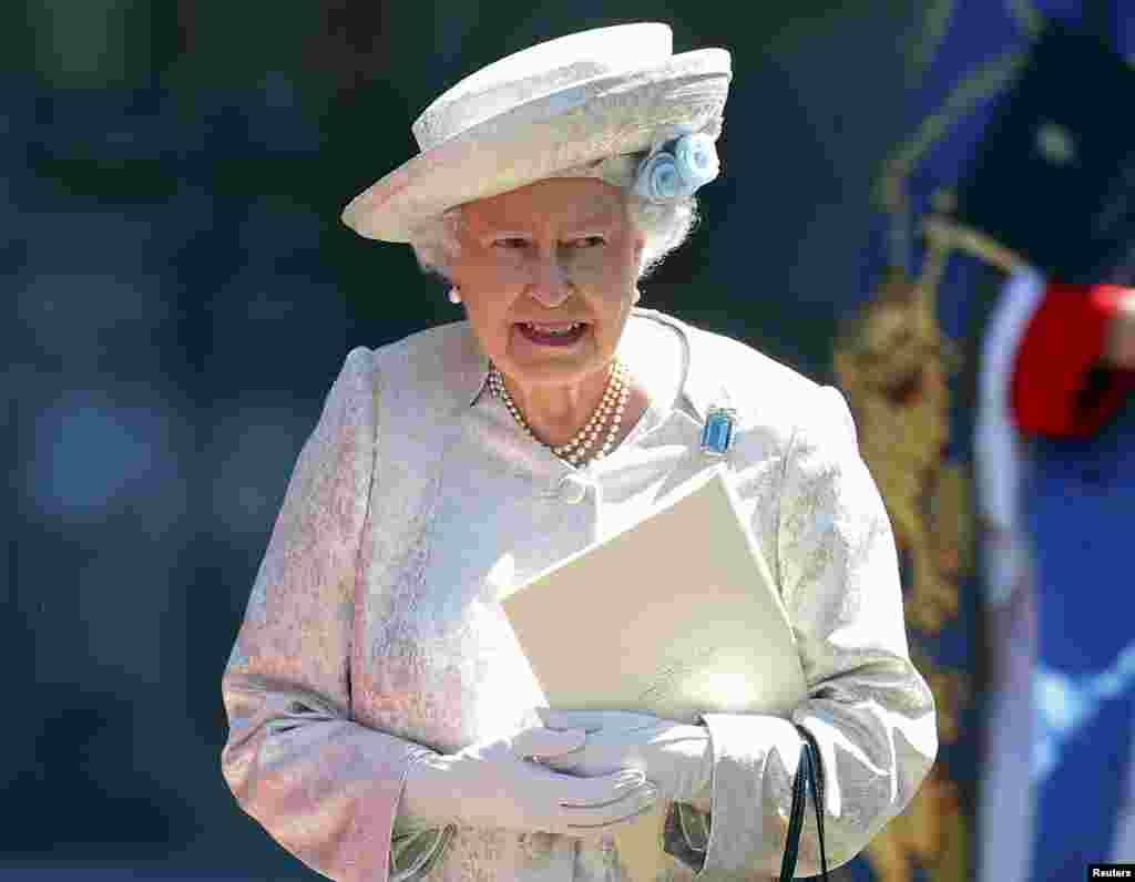 Queen Elizabeth leaves Westminster Abbey after celebrating the 60th anniversary of her coronation in London on June 4. (Reuters/Andrew Winning)