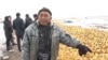 Фермер Серик Ахмади показывает урожай кукурузы. Алматинская область, 17 марта 2014 года.