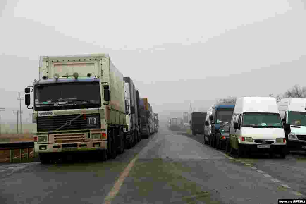 На въезде в Крым образовалась 6-ти киллометровая очередь из грузовых машин
