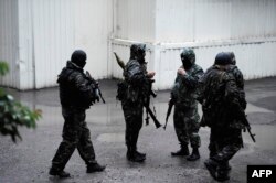 Separatiști în Donețk, pregătindu-se să atace o unitate a armatei pe 26 iunie, 2014