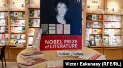 Olga Tokarczuk onorată de editorii ei Noir sur Blanc (Libella)