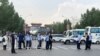 Policija blokira ulaz na pekinšku pijacu Sinfadi koja je zatvorena posle pojave novih slučajeva korona virusa
