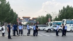 Жабылған базардың маңында тұрған полиция қызметкерлері. Пекин, Қытай, 12 маусым 2020 жыл.