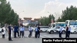 Policija blokira ulaz na pekinšku pijacu Sinfadi koja je zatvorena posle pojave novih slučajeva korona virusa