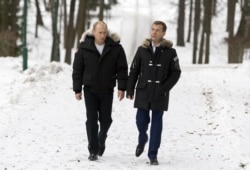 Владимир Путин и Дмитрий Медевев Ново-Огарево в феврале 2008 года незадолго до президентских выборов