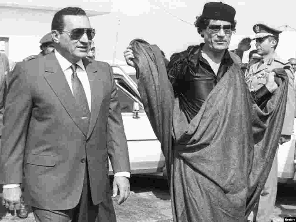  Mubarak meets Libyan Leader Muammar Qaddafi at the Egyptian border city of Mersa in October 1989.