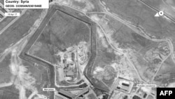 Спутниковый снимок тюрьмы Сайедная, предоставленный компанией DigitalGlobe. Слева - основное здание тюрьмы, справа - предполагаемый крематорий.