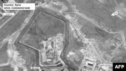 Спутниковый снимок тюрьмы Сайедная, предоставленный компанией DigitalGlobe. Слева – основное здание тюрьмы, справа – предполагаемый крематорий