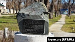 Памятник трем «девлетли азизам», установленный в Белогорском горсаду