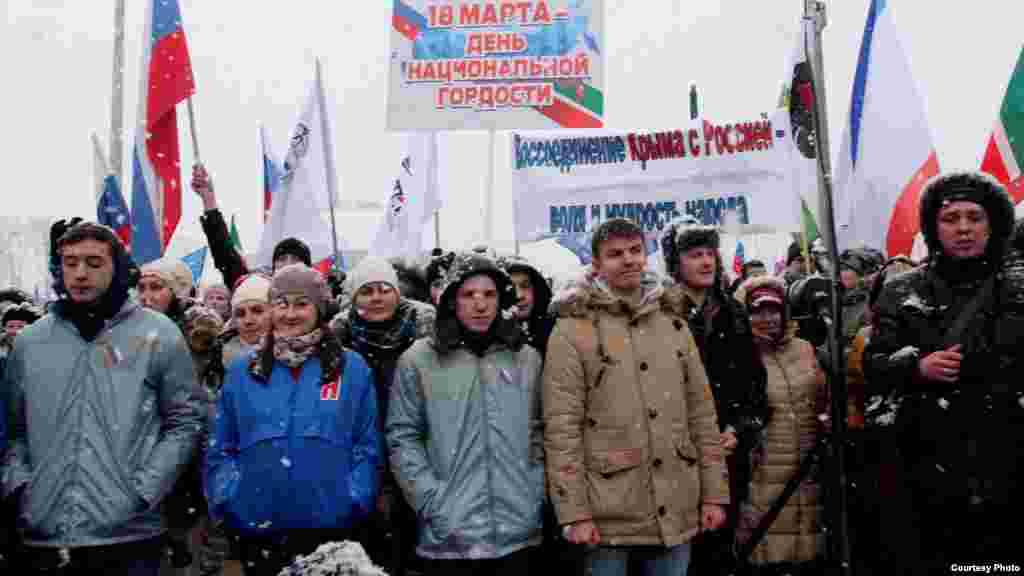 Митингның алгы рәтләрендә дәүләт карамагындагы &quot;Яшь гвардия&quot; хәрәкәте яшьләре