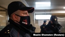 Полицейский в метро Москвы.