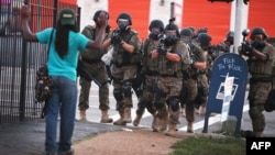 Полицейлер алдында қол көтеріп тұрған адам. Фергюсон, Миссури штаты, АҚШ. 11 тамыз 2014 жыл.