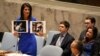 Постоянный представитель США при ООН Никки Хейли держит фотографии жертв химической атаки в Сирии на заседании Совбеза ООН 