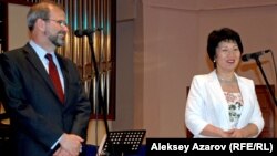 Посол США в Казахстане Кеннет Фэйрфакс и ректор консерватории имени Курмангазы Жания Аубакирова во время концерта. Алматы, май 2012 года.