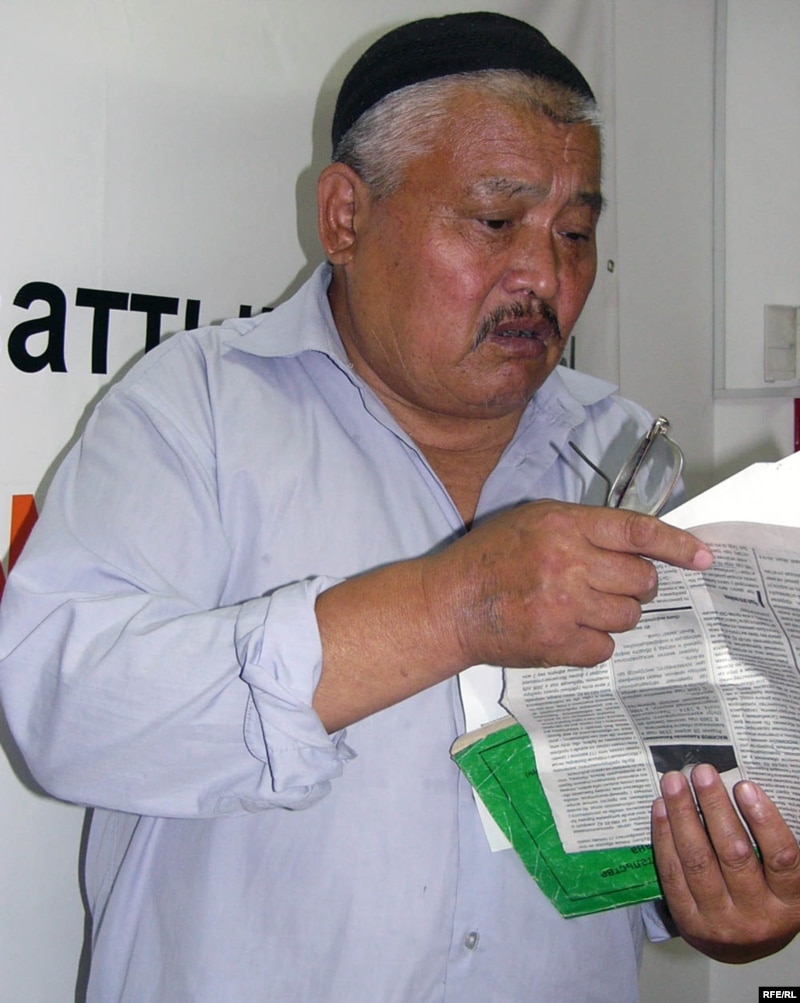 Оразалы Сакаев показывает документы и решения судов по судебной тяжбе с компанией Кажимкана Масимова. Алматы, июль 2009 года. 