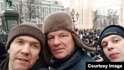 Николай Коршунов (в центре) с сыном и родственником на Забастовке избирателей в Москве