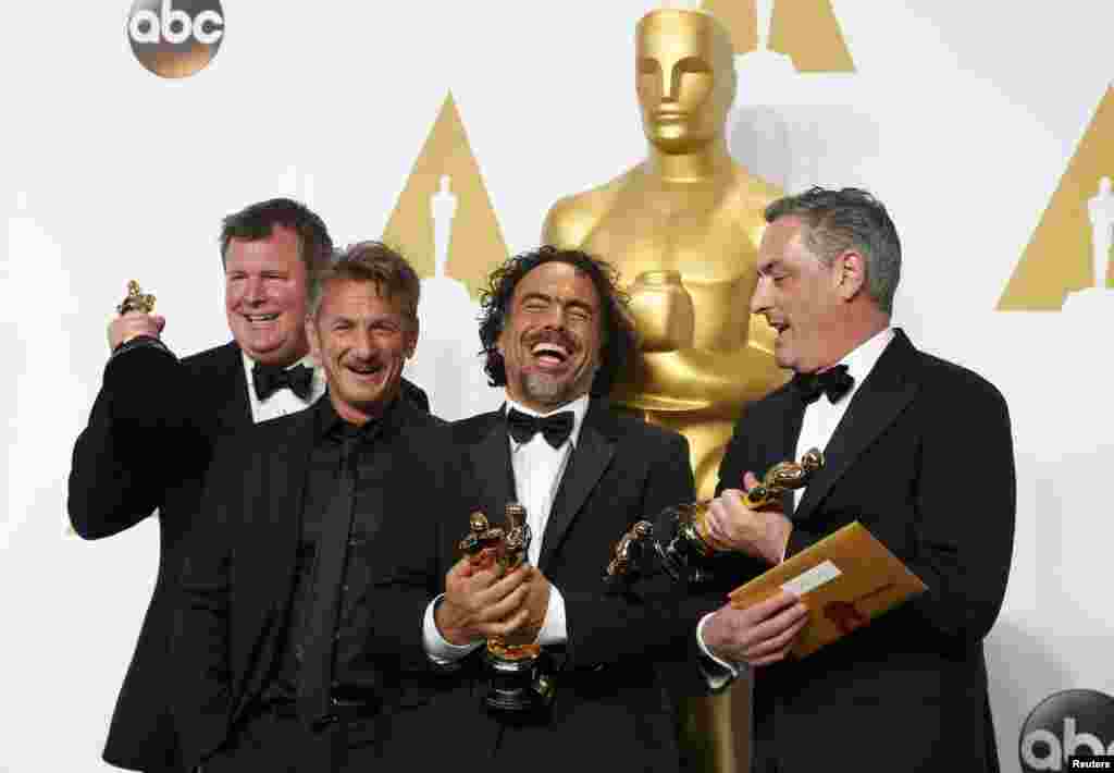 شان پن جایزه اسکار بهترین فیلم را به ایناریتو و تهیه&zwnj;کنندگان &laquo;بردمن&raquo; اهدا کرد.