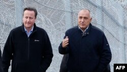 David Cameron și Bojko Borisov la gardul de sârmă ghimpată de la granița bulgaro-turcă, 4 decembrie 2015