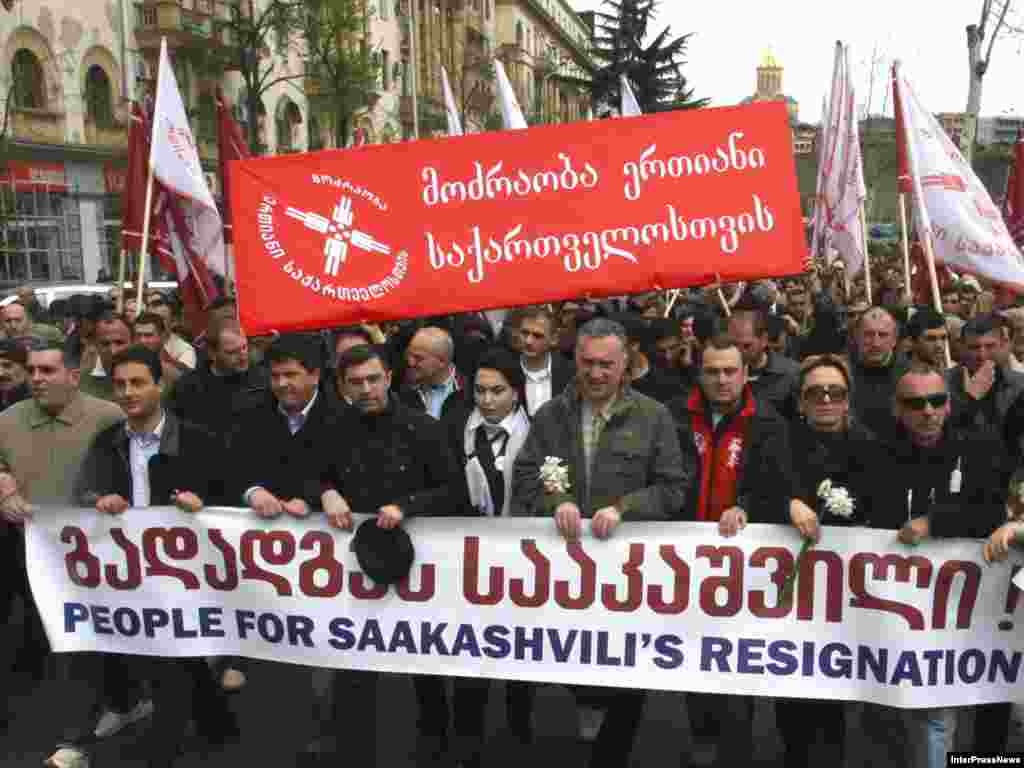 В Тбилиси десятки тысяч сторонников оппозиции вышли на митинг перед зданием парламента. Оппозиция требует отставки президента Грузии Михаила Саакашвили и заявляет, что акция протеста будет бессрочной