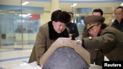 Şimali Koreya lideri Kim Jong Un raket başlıqlarını nəzərdən keçirir