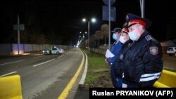 Блок бекет жанында тұрған полицейлер. Алматы, 19 наурыз 2020 жыл. 