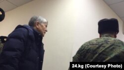 Алмазбек Атамбаев и конвоиры. 