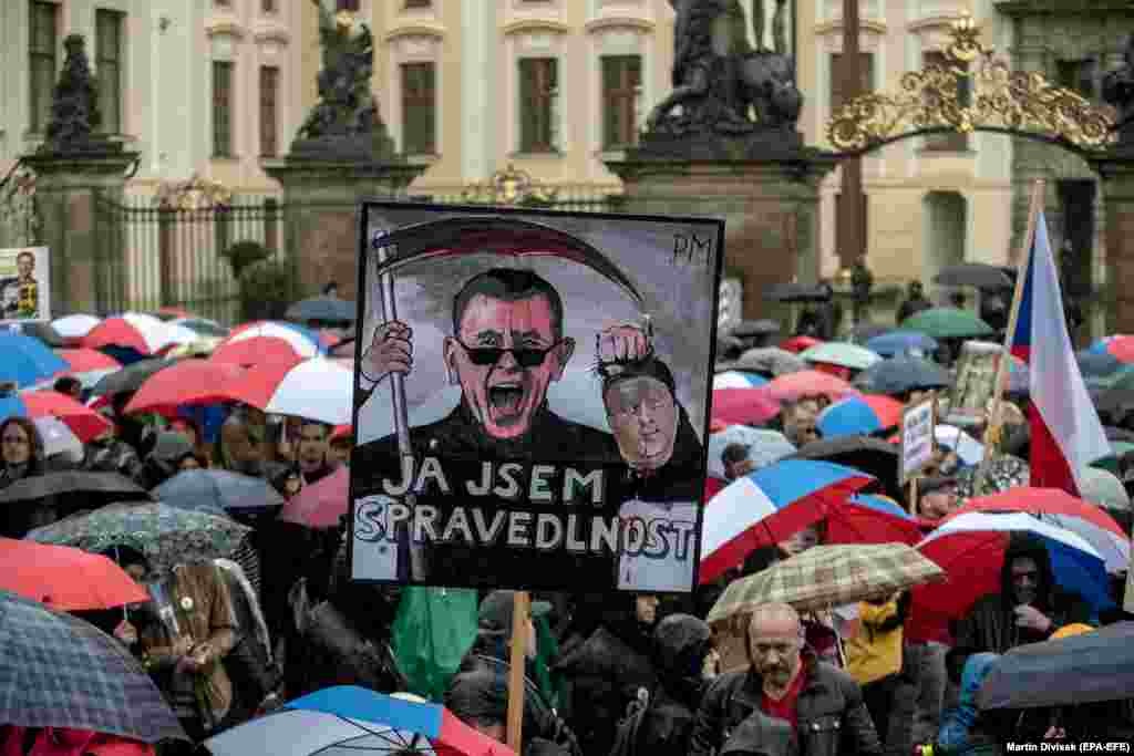 Протестувальники перед входом до Празького граду, резиденції президента Чехії Мілоша Земана. Напис на банері: &laquo;Я&nbsp;&ndash; справедливість&raquo;