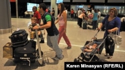 Armenia -- Syrian Armenians arrive in Yerevan, 17Aug2012