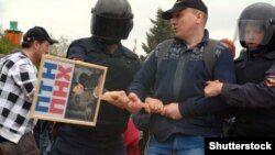 Поліція затримує учасників акції протесту в Санкт-Петербурзі, Росія, 12 червня 2017 року