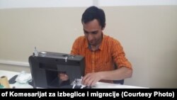 Migrant šije pamučnu masku u kampu Bujanovac, maart 2020.