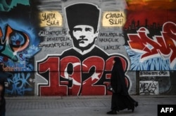 Grafitti cu portretul lui Mustafa Kemal Ataturk, la Istanbul