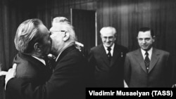 „საბჭოთა ძმური ამბორით“ შეკავშირებული საბჭოთა კავშირის ლიდერი ლეონიდ ბრეჟნევი და უმაღლესი საბჭოს პრეზიდიუმის თავმჯდომარე, ნიკოლაი პოდგორნი, კრემლში, 1975 წ. ჰომოსექსუალიზმი 1933 წელს უკანონოდ გამოცხადდა სტალინის მიერ. კანონის თანახმად, შესაძლებელი იყო გეი-მამაკაცებისთვის 5 წლამდე მძიმე იძულებითი შრომის მისჯა. ლესბოსელობა არასდროს ყოფილა კრიმინალიზებული, თუმცა, „თორაზინი“, ძველი ანტიფსიქოზური მედიკამენტი რეკომენდებული იყო გეი-ქალების „სამკურნალოდ“.