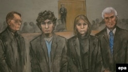 Na skici iz sudnice, osuđeni bombaš Džohar Carnajev stoji sa svojim pravnim timom tokom izricanja smrtne kazne, 15. maja 2015.