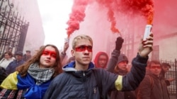 Участники вече «Остановим капитуляцию!» с красной линией на лицах во время осуществлении «обхода» правительственного квартала. Киев, 6 октября 2019 года