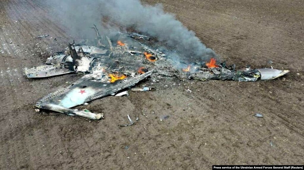 Залишки збитого на Харківщині російського бойового літака Су-35. Це фото оприлюднив 3 квітня 2022 року Генштаб ЗСУ